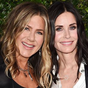 <em>Дженифър</em> <em>Анистън</em> и (кучетата на) Кортни Кокс призовават да бъдем внимателни