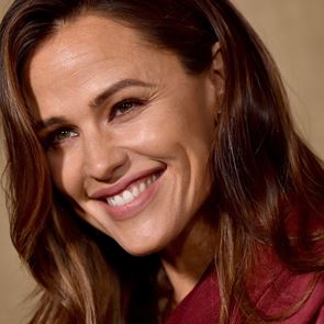 Всички се чудят защо Дженифър Гарнър разхожда котката си в количка