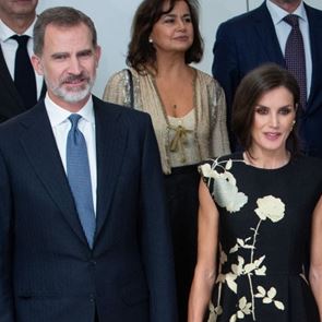 Златни божури и къса прическа: чувственият образ на &lt;em>кралица&lt;/em> &lt;em>Летисия&lt;/em>