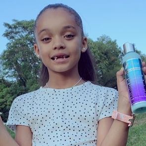 Двойничката на Риана подписа първия си рекламен договор