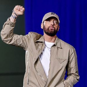 &lt;em>Еминем&lt;/em> с първа публична връзка от 2006 г. насам