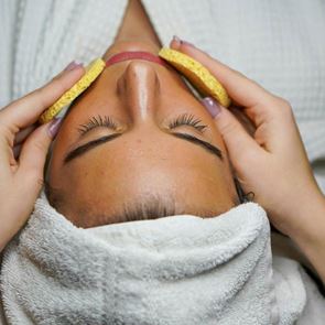 Оризовата вода: Прекият път на TikTok към лъскава и гладка кожа