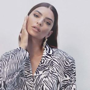 Емили Ратайковски запали истински огън с черно-бяла фотосесия