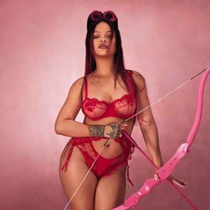 Риана разпали страстите с новата си колекция бельо за Свети Валентин