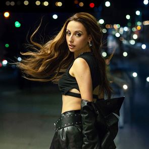 Михаела Маринова превръща любовта в музика, а мечтите – в реалност