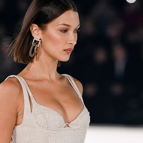 Бела &lt;em>Хадид&lt;/em> във фотосесия за Jacquemus, заснета изцяло по FaceTime