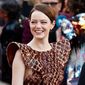 Всички мислят, че <em>Ема</em> <em>Стоун</em> е бременна и тайно омъжена