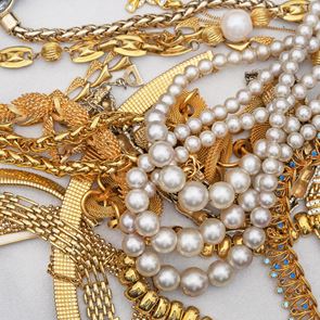 Тенденциите при бижутата: Перли, ярки цветове и обеца