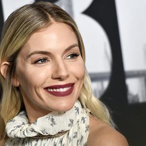 Късче ноемврийско лято: &lt;em>Сиена&lt;/em> &lt;em>Милър&lt;/em> в рокля от Chloé