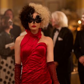 Вижте &lt;em>Ема&lt;/em> &lt;em>Стоун&lt;/em> в новия зрелищен трейлър на &quot;Круела&quot;