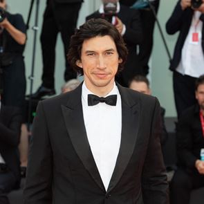 Какво държи в ръцете си Адам Драйвър