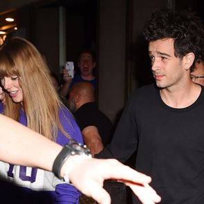 Мати Хийли се извини на <em>Тейлър</em> Суифт по време на концерт