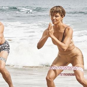 &lt;em>Хали&lt;/em> &lt;em>Бери&lt;/em> е на 53, тренира на плажа и изглежда перфектно