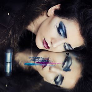 Опушено синьо върху очите – есенният хит в грима