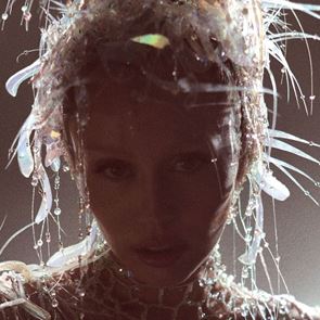 Майли Сайръс с първи визуален албум