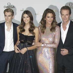 Синди Крауфорд споделя откровени подробности за своите две домашни раждания