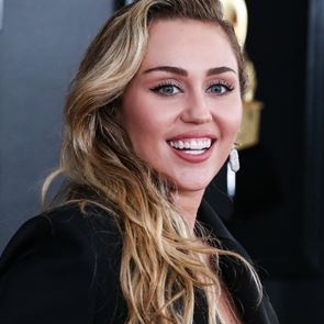 Майли Сайръс декорира къщата си със... секс играчки