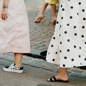 Рокля и маратонки: Trendy дуетът на пролет 2022