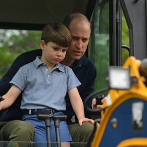 &lt;em>Принц&lt;/em> Луи подкара багер заедно с баща си