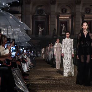 Дъждовна магия в Рим: &lt;em>Dior&lt;/em> представи новата си круизна колекция