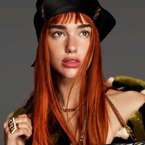 Огнената Дуа Липа в огнената кампания на Versace