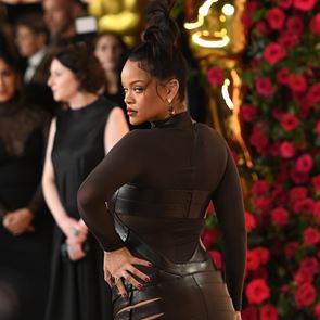 По червения килим на Оскарите, който всъщност не беше червен