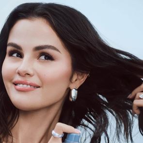 <em>Селена</em> <em>Гомес</em> представи новата кампания на Rare Beauty