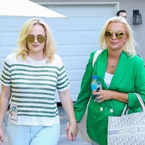 Ребъл Уилсън се сгоди за приятелката си