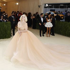 Били Айлиш облече Oscar de la Renta, но е имала голямо условие