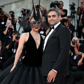 &lt;em>Лейди&lt;/em> &lt;em>Гага&lt;/em> отново привлече погледите на фестивала във Венеция