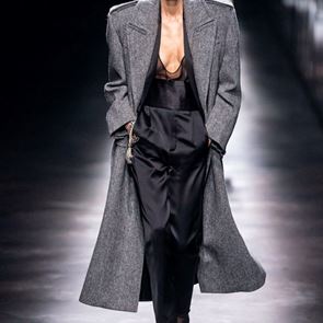 Шинелът на &lt;em>Saint&lt;/em> &lt;em>Laurent&lt;/em> – хитът на следващия сезон