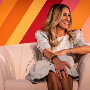 Тюркоаз и &lt;em>каре&lt;/em>: Сара Джесика Паркър в дантелена рокля от Erdem и перфектно есенно палто