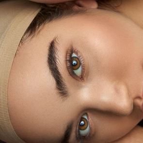 Тайната за безупречен тен: Техниката на звездните гримьори