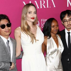 &lt;em>Анджелина&lt;/em> &lt;em>Джоли&lt;/em> с три от децата на прожекцията на &quot;Мария&quot;