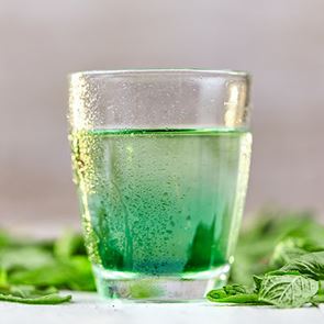 Хлорофилната вода: източник на здраве или просто мода