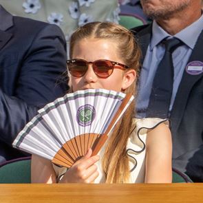 Принцеса Шарлот открадна шоуто, докато гледа Уимбълдън с майка си