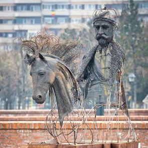 Скулптор „рисува&quot; с метални жици портрети на исторически фигури