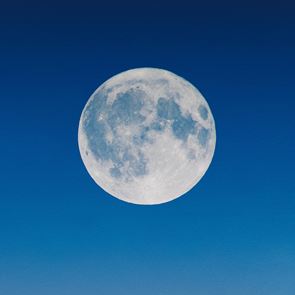 Рядката Синя суперлуна ни провокира да забравим миналото и драмите