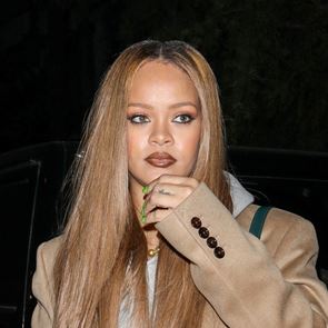 Риана заложи на меденоруса коса