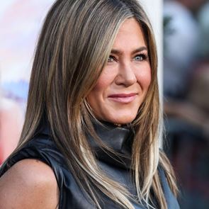 <em>Дженифър</em> <em>Анистън</em> вече е (почти) блондинка