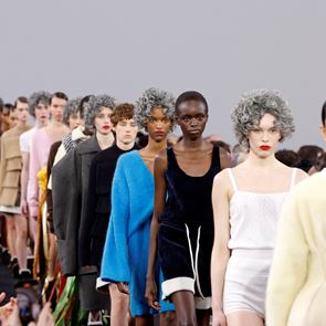 JW Anderson залага на смелите форми и меките плетива