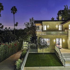 Риана продава поредното имение в Холивуд