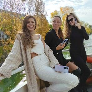 Три жени, един телефон