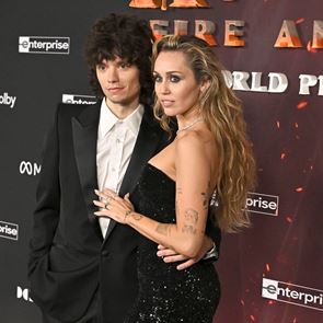 Майли Сайръс се сгоди за приятеля си Макс Морандo