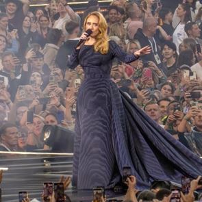 Адел приключи с участията със специални послания