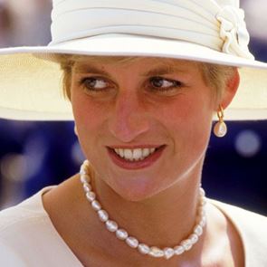 Августовски истории: лейди Ди тайно посещава гей клуб