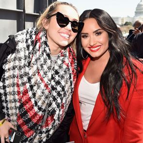 Майли Сайръс и Деми Ловато имат какво да кажат за начина, по който изглеждат