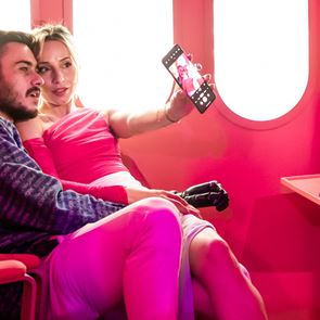 Най-горещият аксесоар за годината е оцветен във Viva Magenta, а Антоанет Пепе го носи повече от добре