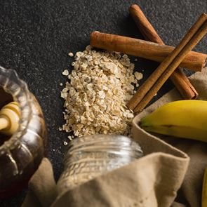 Медът е основната съставка на тези 3 маски за лице, които трябва да опитате още днес