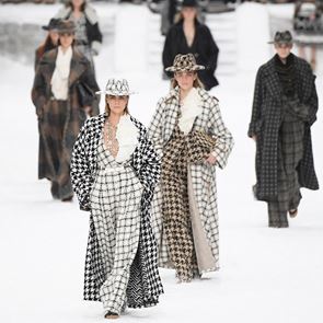 Избягай от зимата в дълго и обемно палто